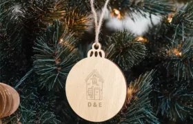weihnachtskugel aus holz mit gravur