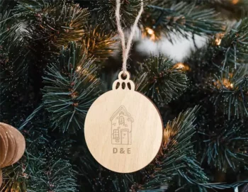 weihnachtskugel aus holz mit gravur